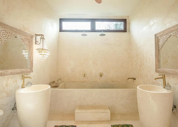 Chic 3br Mediterranean Haven, Heart Of ヴィラ *