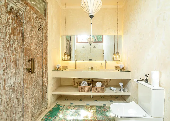 Chic 3br Mediterranean Haven, Heart Of ヴィラ *